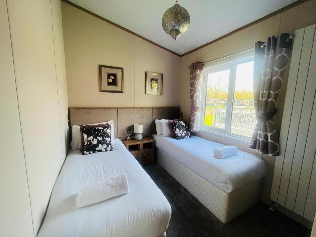 Villa Rosie'S Rest With Hot Tub Barmby on the Moor Exterior foto